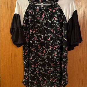 Celeste size 1X Floral Black and White Raglan Sleeve Top